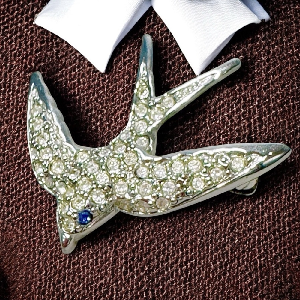 Avon Smithsonian Vintage Pave Rhinestone Silver Blue Eye Swallow Brooch